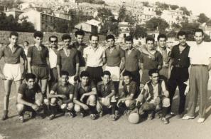 Πρώτος από δεξιά με την ποδοσφαιρική ομάδα του Γ.Σ. Αγιάσου ΟΛΥΜΠΟΣ" (1957)