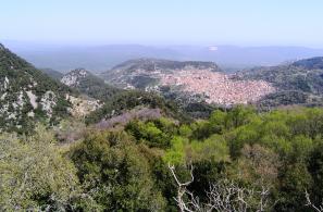 Η Αγιάσος στην αγκαλιά του Μαυριώτη και αριστερά ο λόφος Καστέλι (θέα από το Μαρμάρ'). 