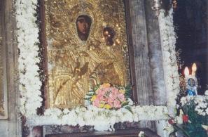Το αντίγραφο της εικόνας της Παναγίας με το προσκυνητάρι της, μέσα στο οποίο φυλάσσεται η πρωτότυπη εικόνα.