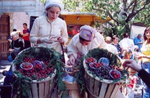 Κορίτσια ντυμένα παραδοσιακά προσφέρουν κεράσια στους επισκέπτες της 1η Γιορτής Κερασιού (2007). 