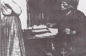 Συμβολαιογράφος (Νικόλαος Τάλιος, 1909) συντάσσει το κοτσάνι. Φωτό Σίμου Χουτζαίου. 