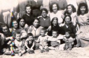 Θ. Ικαρία 1948. Στο μέσον διακρίνεται η Ελένη Π. Χατζησάββα και ανάμεσα στα παιδιά ο Παναγιώτης Ι. Τσουλέλης.  (Φωτογραφία Ελένης Παν. Χατζησάββα.)