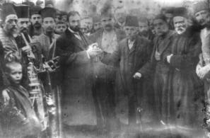 Ο Παναγιώτης Σαπουναδέλης ή Τοκιστής παραδίδει τα κλειδιά του ελαιοτριβείου του στο γιατρό Ιωάννη Τζανετή, εκπρόσωπο του Νοσοκομείου Αγιάσου (1905)