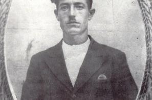 Βαρβάκης Γεώργιος του Αριστείδη. Τον εκτέλεσαν οι ναζί στις 8 Μαρτίου 1942 στα «Τσαμάκια» της Μυτιλήνης.