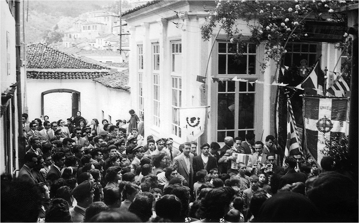 Το Αναγνωστήριο, που τότε στεγαζόταν σε παλιό καφενείο της εκκλησίας στα «Χάνια», γιορτάζει τον προστάτη άγιό του, Ταξιάρχη Μιχαήλ, Καστελιού. Κυριακή Μυροφόρων 1957.