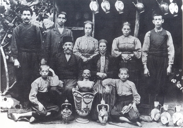 Η οικογένεια του Νικόλα και της Βασιλικής Κουρτζή έξω από το πατρογονικό εργαστήρι τους (γύρω στο 1900).
