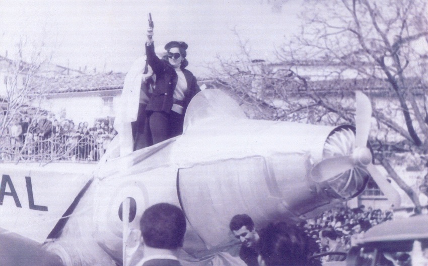 Η Σοφία (Σόνια) Πατράκη σπάει το κατεστημένο της ανδροκρατίας στο αγιασώτικο καρναβάλι με τη συμμετοχή της στο συγκρότημα "Αεροπειρατεία" (1970). 