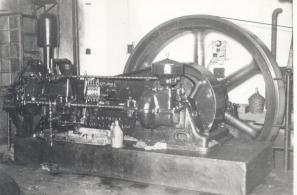 Μια απ’ τις πρώτες ηλεκτρογεννήτριες που χρησιμοποιήθηκε για τον ηλεκτροφωτισμό της Αγιάσου (Αρχείο Στρατή Π. Τζίνη).