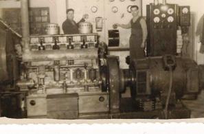 Στην Ηλεκτρομηχανή (28-1-1958), μπροστά από την ηλεκτρογεννήτρια MACLAREN της Ιδιωτικής Επιχείρησης Ηλεκτροφωτισμού Αγιάσου Βάνας Ε. Αλαμανέλη (Αρχείο Παναγιώτη Ε. Αλτιπαρμάκη). 