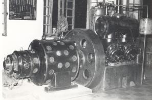Μια απ’ τις πρώτες πετρελαιομηχανές που χρησιμοποιήθηκε για τον ηλεκτροφωτισμό της Αγιάσου (Αρχείο Στρατή Π. Τζίνη)