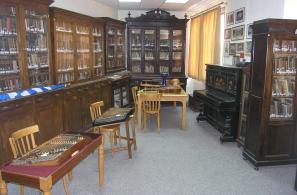 Η Αίθουσα παλιών βιβλιοθηκών, όπου γίνεται η διδασκαλία έγχορδων παραδοσιακών οργάνων. 