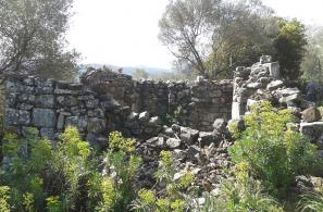 Τα ερείπια του ναϋδρίου της Ε(ν)θρόνου Παναγίας. 