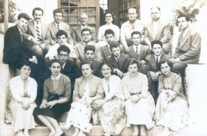 Σύλλογος  καθηγητών Γυμνασίου Αγιάσου, 1956-57. (Πάνω γραμμή, από αριστερά): ΜΗΤΣΙΩΝΗΣ, ΣΤΑΜΑΤΙΟΥ, ΤΖΗΡΙΔΗΣ, ΠΛΥΤΑ, ΒΑΜΒΟΥΡΕΛΛΗΣ, ΣΚΛΕΠΑΡΗΣ. 