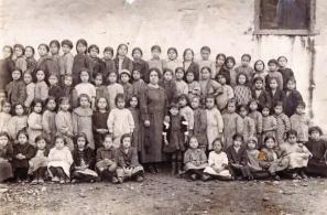 Μια τάξη μαθητριών του Παρθεναγωγείου Αγιάσου με τη δασκάλα τους στο μέσο, την αείμνηστη Ειρήνη Παπάνη. Χρονολογείται περίπου το 1910 (Αρχείο Γιώργου Παπάνη).