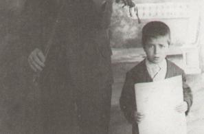 Ο δάσκαλος του βιολιού Κομνηνός Αμανίτης, παππούς του μουσουργού Γιάννη Παπαϊωάννου, με τον εγγονό του Αλέκο Παπουτσέλη (φωτο Σίμου Χουτζαίου). 